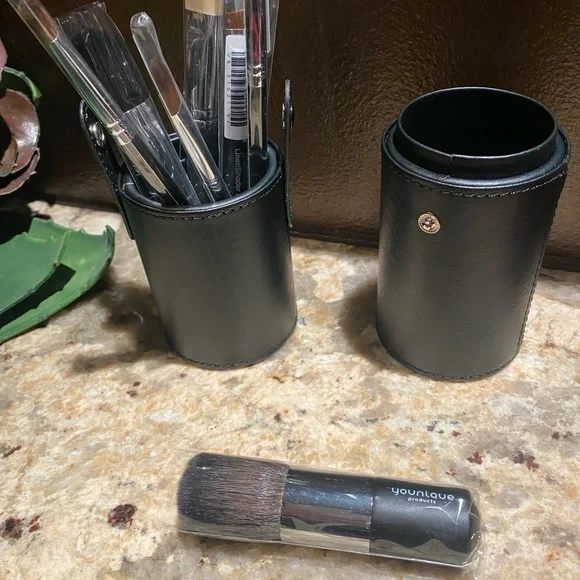 Younique brush set